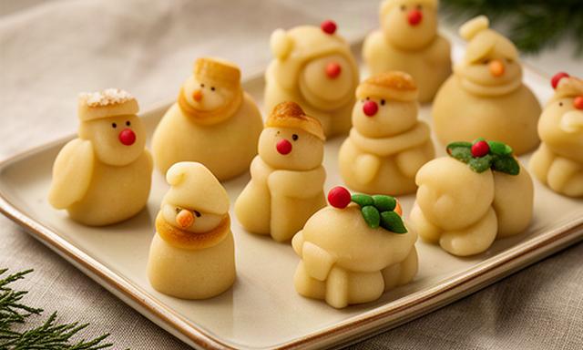 Mazapanes artesanales con formas tradicionales colocados en una bandeja de Navidad